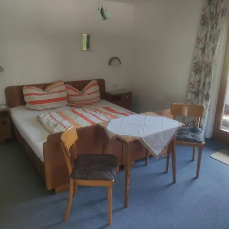 Lovely Double Bedroom With Ensuite & Balcony *